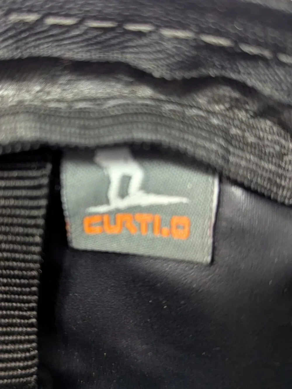 Curtlo black blue